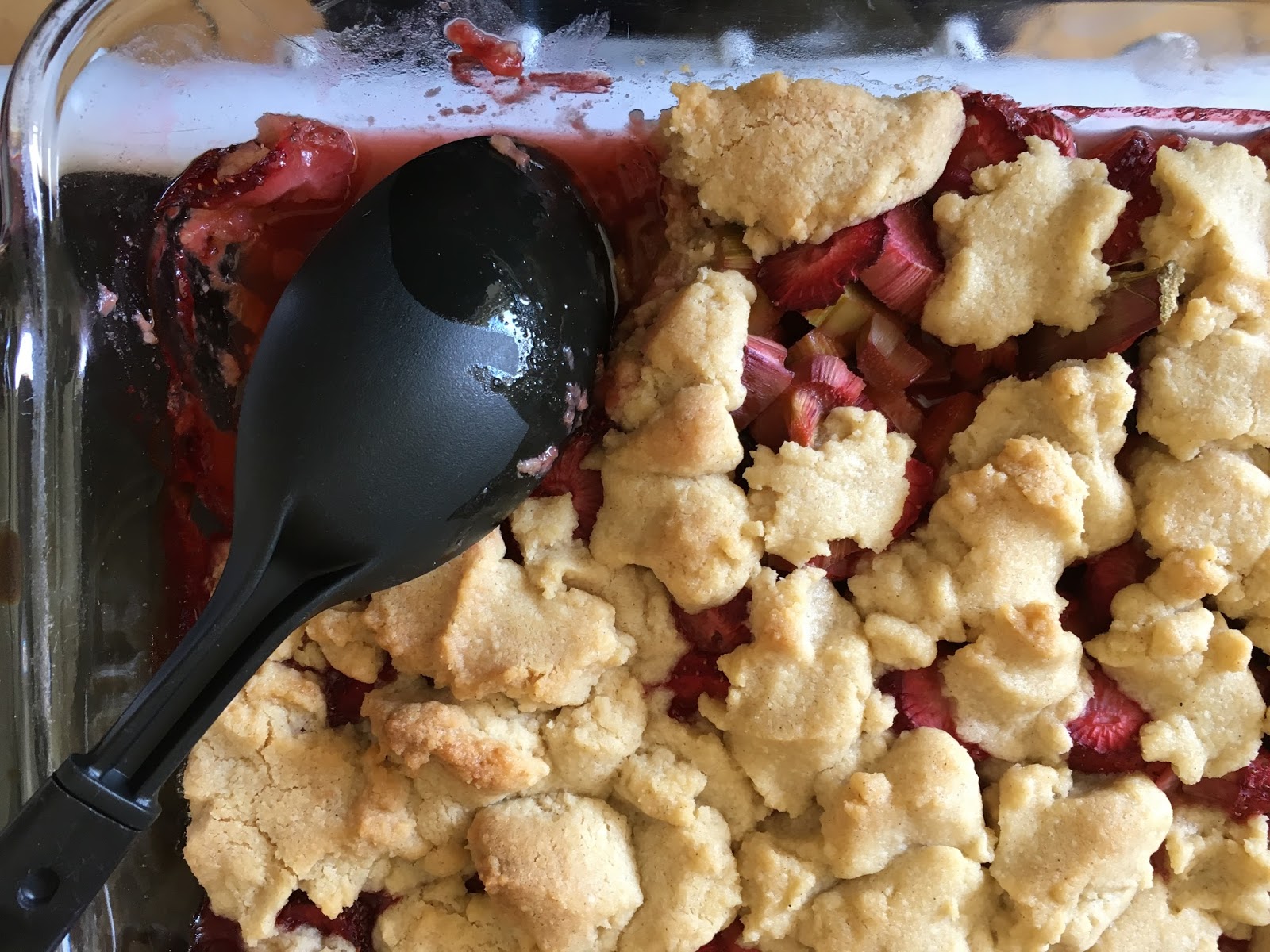 Birgit schreibt: Rharbarber-Erdbeer Crumble