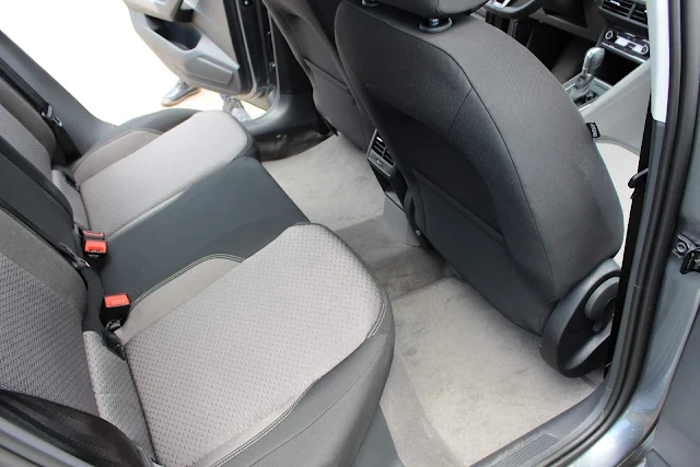 VW Virtus (Polo Sedan) TSI Automático - espaço traseiro