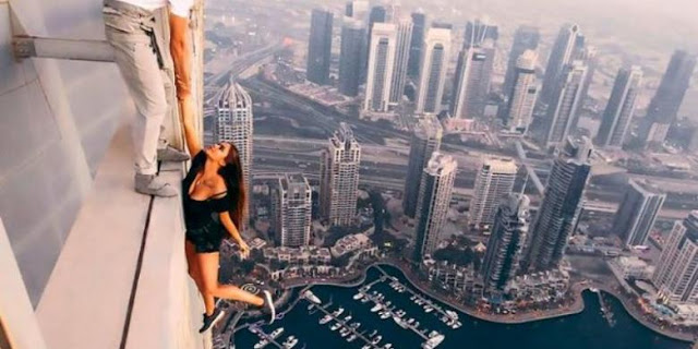 Demi "Likes", Model Rusia Nekat Bergelantungan di Gedung Tertinggi Dunia Demi "Likes", Model Rusia Nekat Bergelantungan di Gedung Tertinggi Dunia