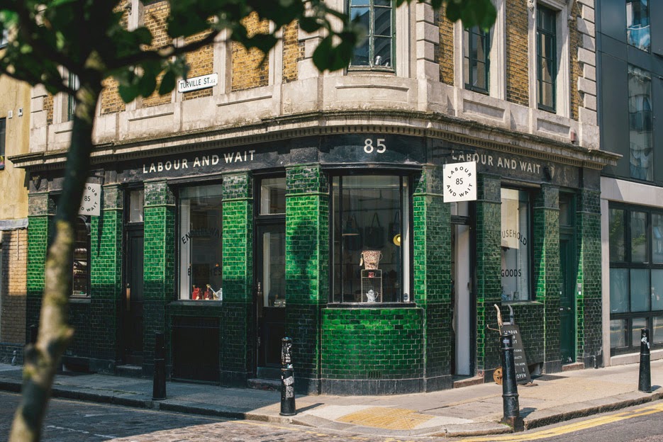 Зеленый лондон. Зеленый фасад кафе. Красивые фасады кафе в Лондоне. Кафе зеленый Лондон.