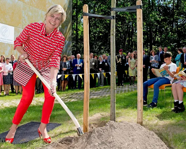 Princess Laurentien of The Netherlands opened the new wing of the Max Planck Institute for Psycholinguistics (MPIP) with planting the Tree of Language