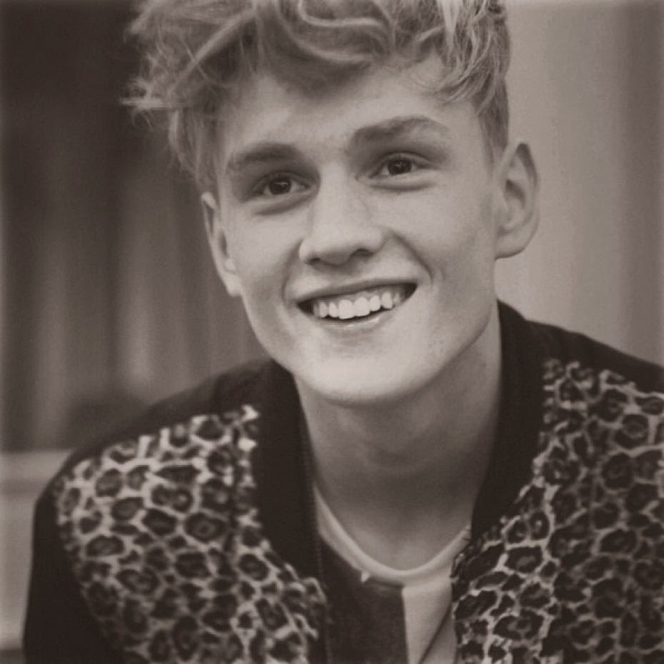 Curiosidades Sobre The Vamps: Curiosidades Sobre The Vamps: Tristán Evans