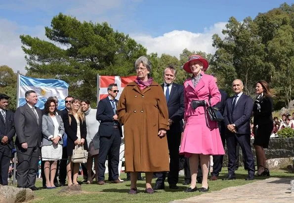 Buenos Aires, Tres Arroyos, Necochea and Tandil. Queen wore Pink blazer and skirt