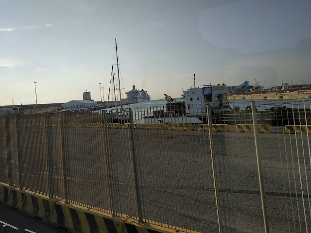 De retour au port. Au loin, le Costa Fortuna nous attend.