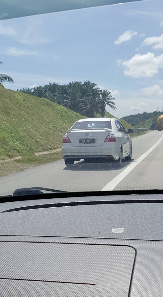 Gambar Kereta yang menggunakan emergency lane di Malaysia