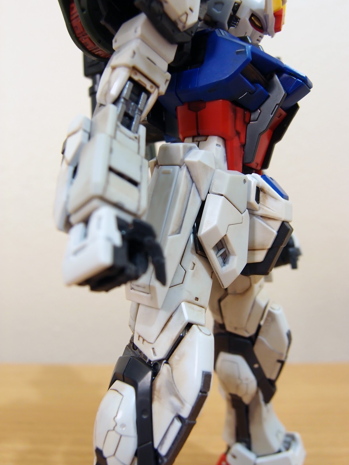 How to use Gundam Real Touch Markers to add shading/weathering 