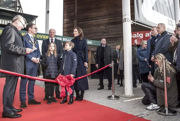 Princess Josephine and Prince Vincent. pandas Xing Er and Mao Sun. Crown Princess Mary wore Fonnesbech Avignon trench coat