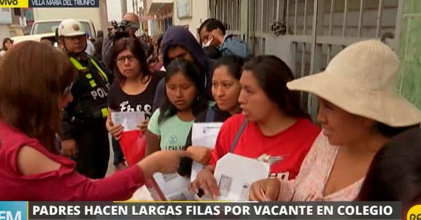 Padres de familia hacen largas colas por vacantes en colegio de inicial en Villa María del Triunfo - VMT Padres de familia hacen largas colas por vacantes en colegio de inicial en Villa María del Triunfo - VMT