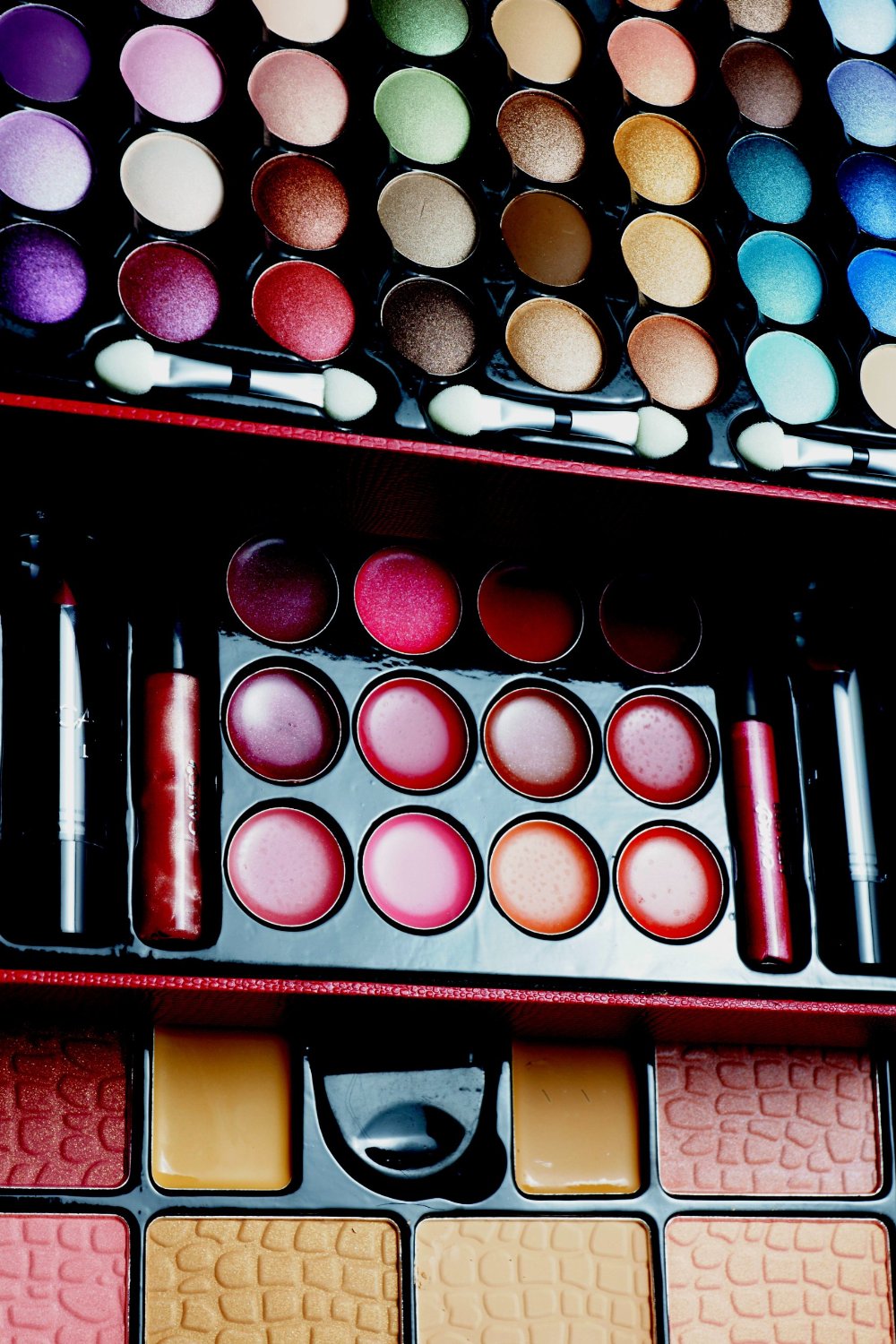 EQ Beauty. Cameo All In One Makeup Kit (Eyeshadow Palette, Blushes, Powder and More) Holiday
