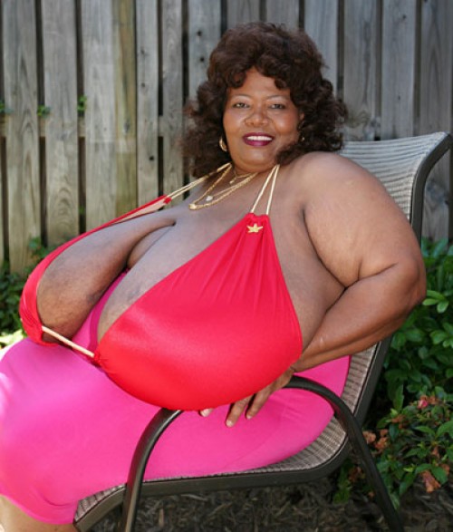 norma-stitz-worlds-largest-breasts2-e1308833853758.jpg