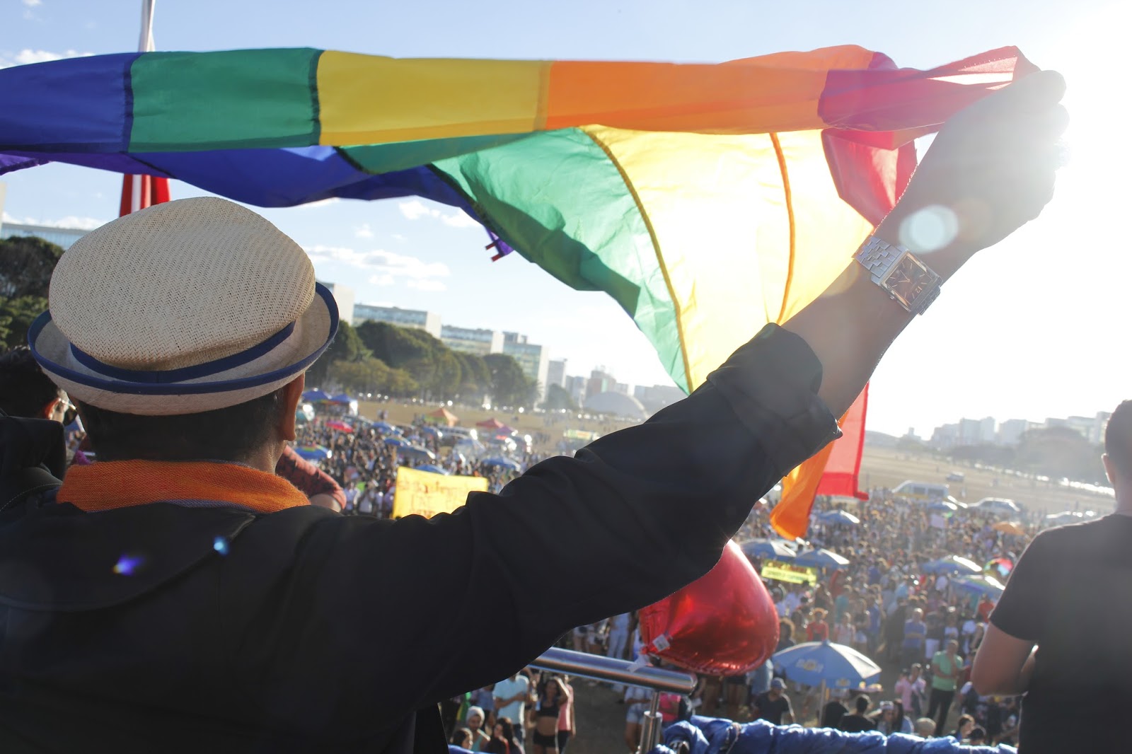 Parada do Orgulho LGBT de Brasília reúne 50 mil pessoas Parada do Orgulho LGBT de Brasília reúne 50 mil pessoas