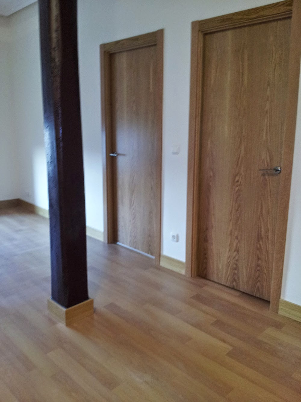 Carpintería de madera. Puertas y tarimas. - Bañera por ducha San