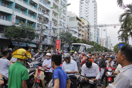 Rơi giàn giáo, tắc đường nghiêm trọng - Ảnh 5 Roi gian giao, tac duong nghiem trong - Anh 5