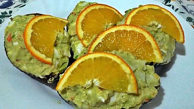 Aguacates rellenos con un toque de naranja