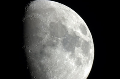 Der Mond mit der NIKON D50, F/0, 1/20 Sek., ISO-200, 19.05.2013 21:51