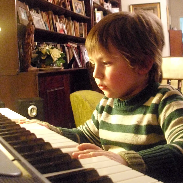 Camilo tocando el piano