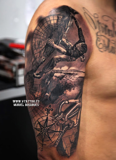Um bem detalhada manga tatuagem com uma mensagem poderosa. A tatuagem mostra uma pessoa em uma viagem por todo o globo, completa, com mapas e bússola para guiar seu caminho. Vários cenários também reproduzir em fundo, mostrando a pessoa que quer conquistar o mundo.