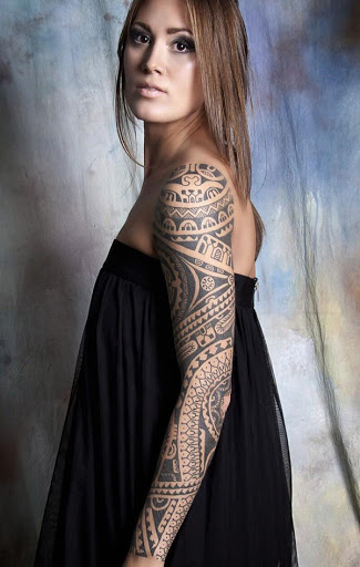 Polinésia inspirado manga da tatuagem. A tatuagem é muito divertido olhar e o que mais você olhar para os desenhos, o mais elaborado em que você vai ser. É uma daquelas tatuagens que crescem em você..