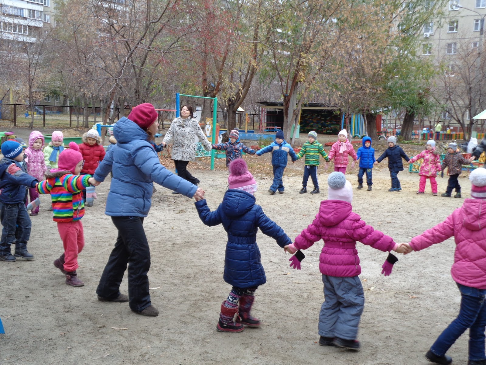 игры на свежем воздухе для детей. эстафеты для детей на улице летом в детском саду. физкультурное занятие на воздухе в детском саду. прогулка на свежем воздухе в детском саду. физкультурные занятия на прогулке.