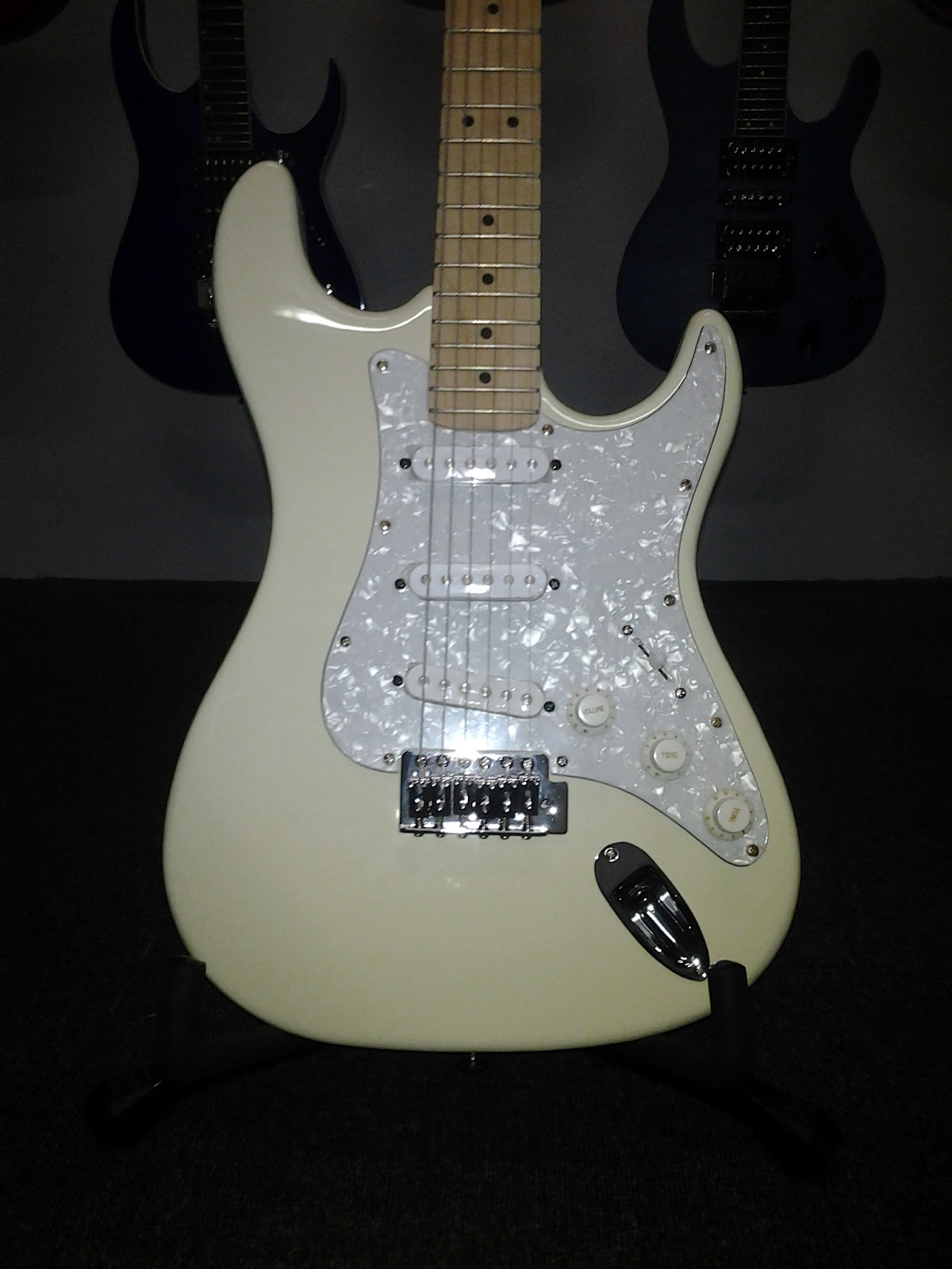 Legacy Studio Fender Stratocaster Electric Guitar Vintage White