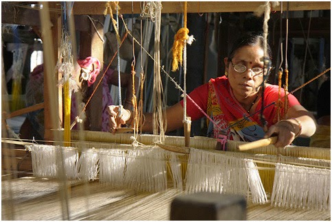 "weaving destiny, maheshwar" by nevilzaveri under cc by