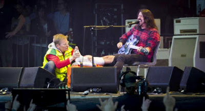 Dave Grohl, ex-Nirvana se rompe la pierna y sigue tocando