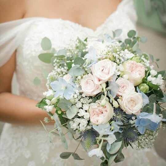 BlütenzauberEgenhausen: Vintage Brautstrauß mit hellblau