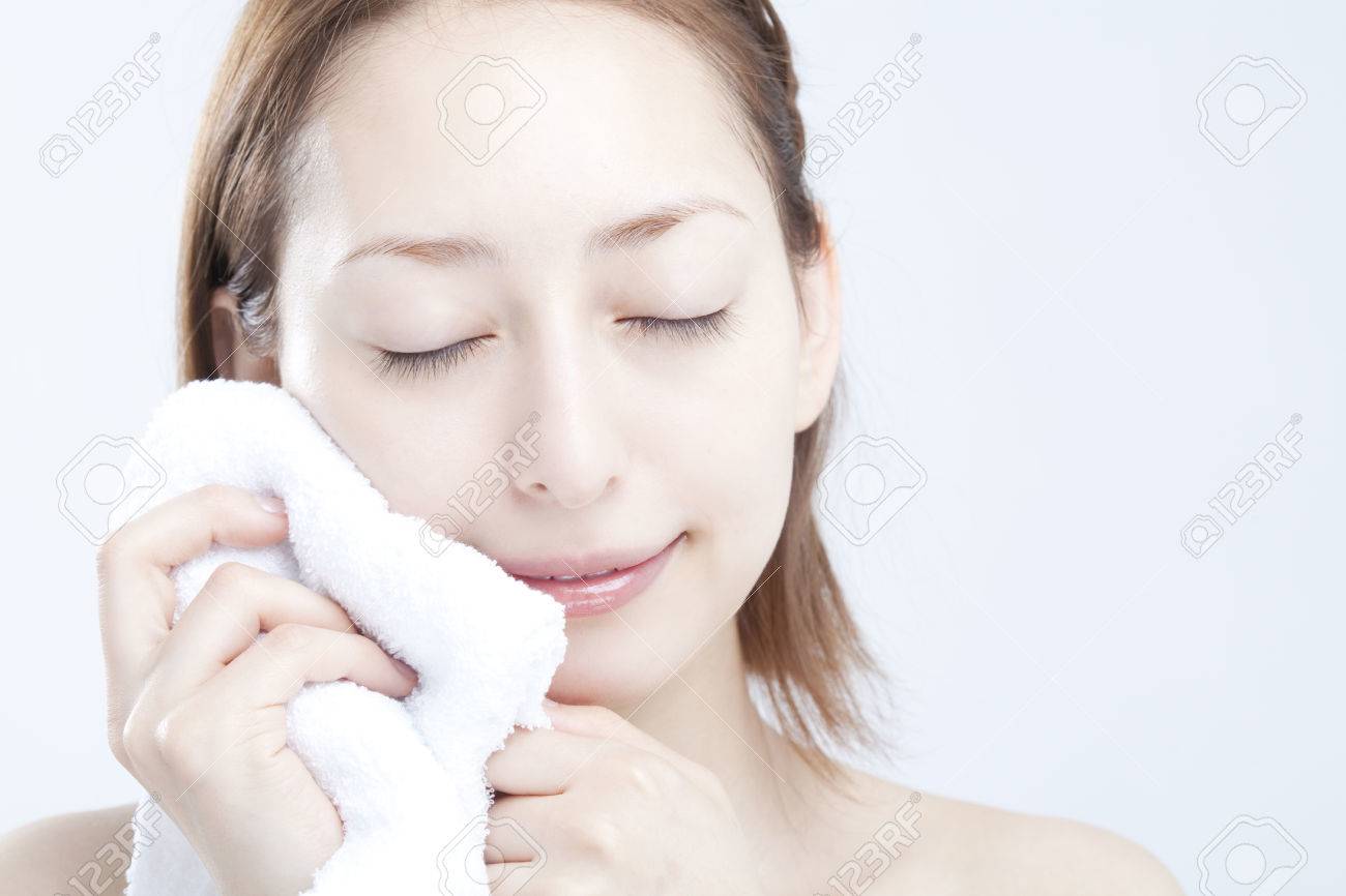 Приложил полотенце. Полотенце для лица. Девушка вытирает лицо. Ткань на лице.