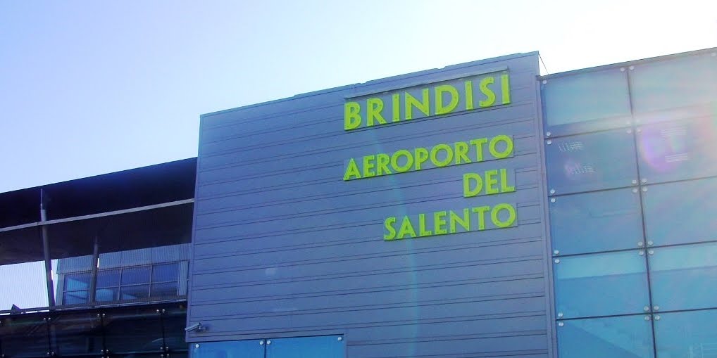 Evacuato Aeroporto del Salento di Brindisi per un falso allarme. Evacuato Aeroporto del Salento di Brindisi per un falso allarme.