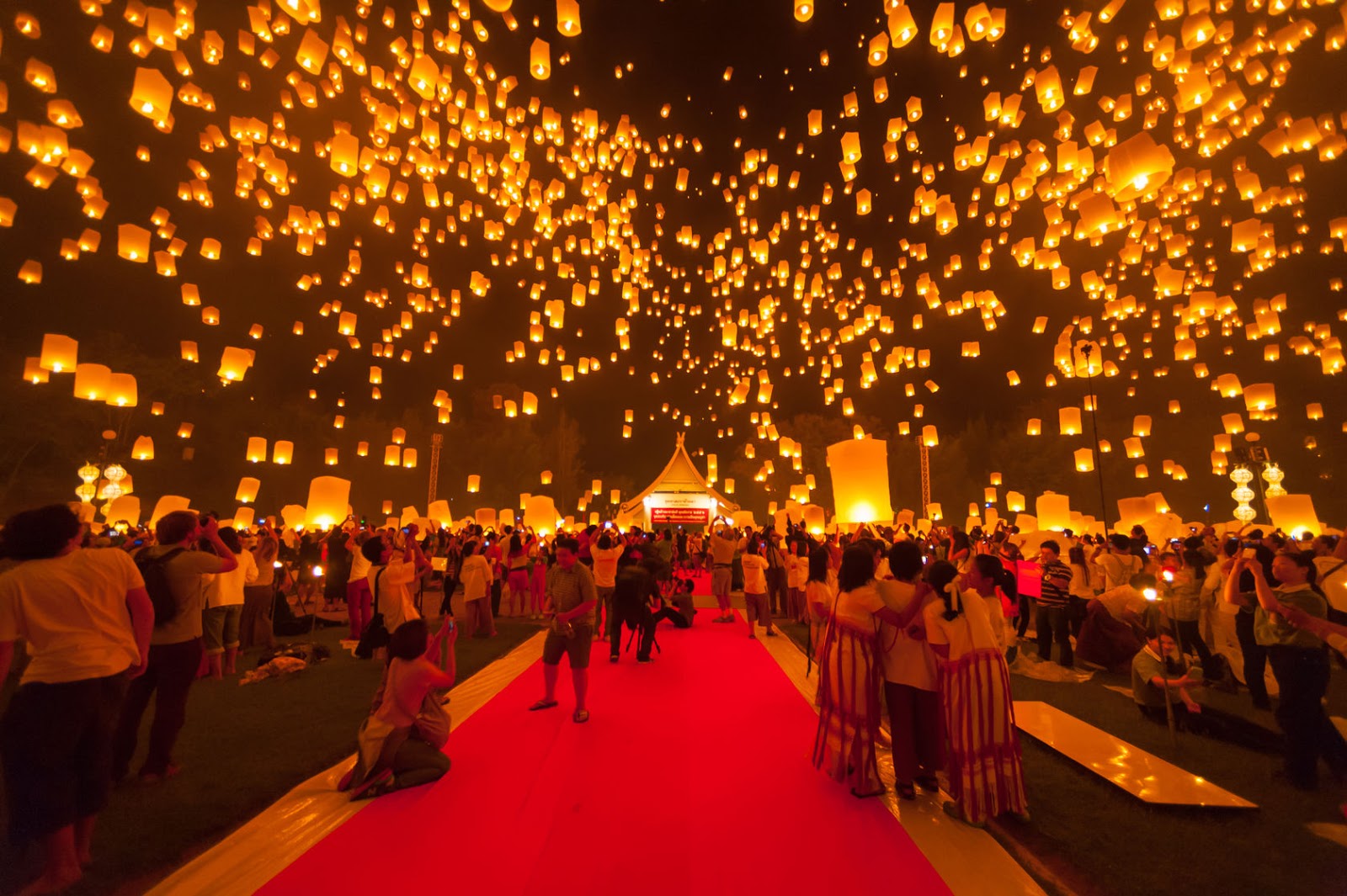 ของโบราณ Floating Lantern Festival PhotosThailandประเพณีลอยโคม