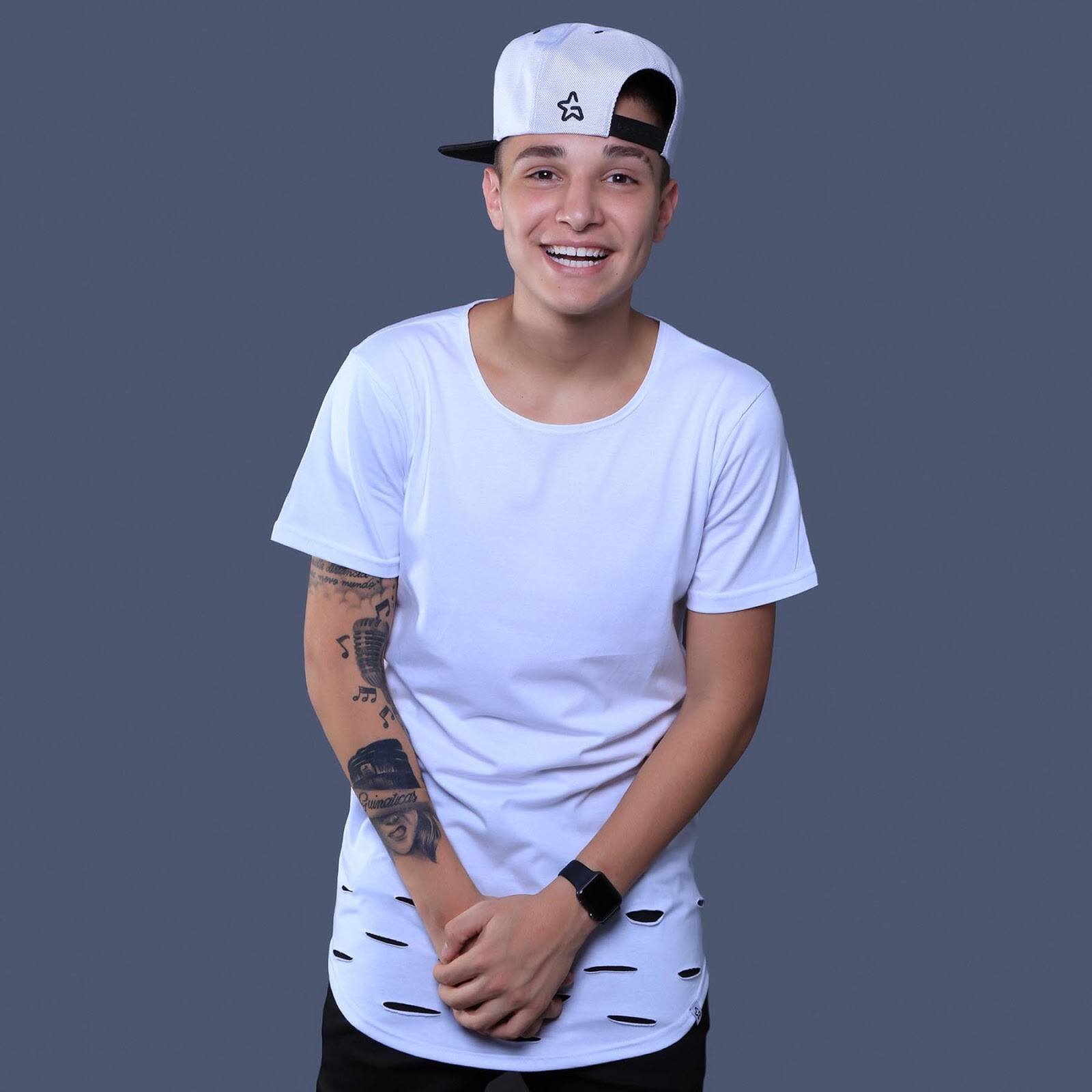 Bebel MC Gui canta sucessos em