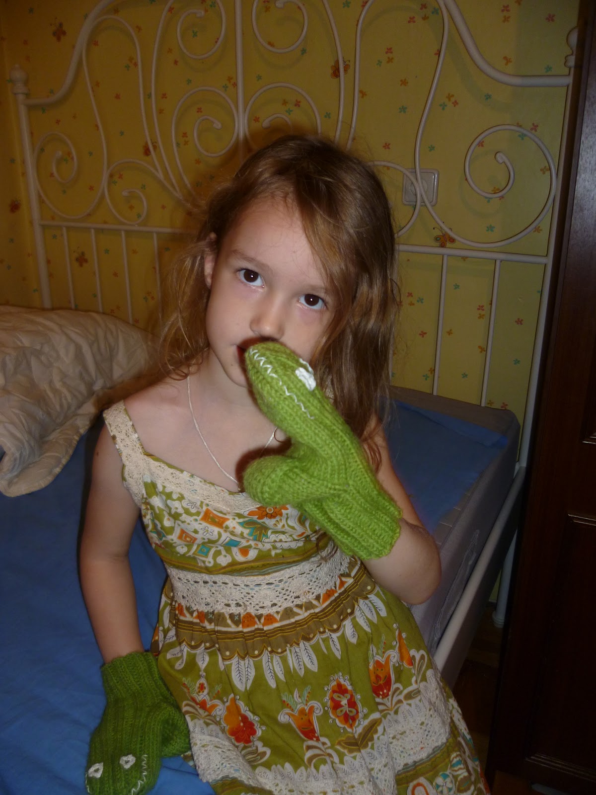 нашла мамину игрушку. воспитание детей и игрушки. маленькая девочка нашла мамину игрушку. ребенок нашел фаллоимитатор. нашла мамину игрушку.