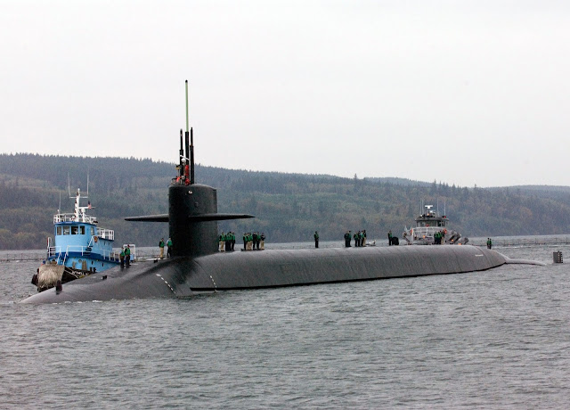 Un submarino nuclear de EE.UU choca con un buque de apoyo durante un ejercicio