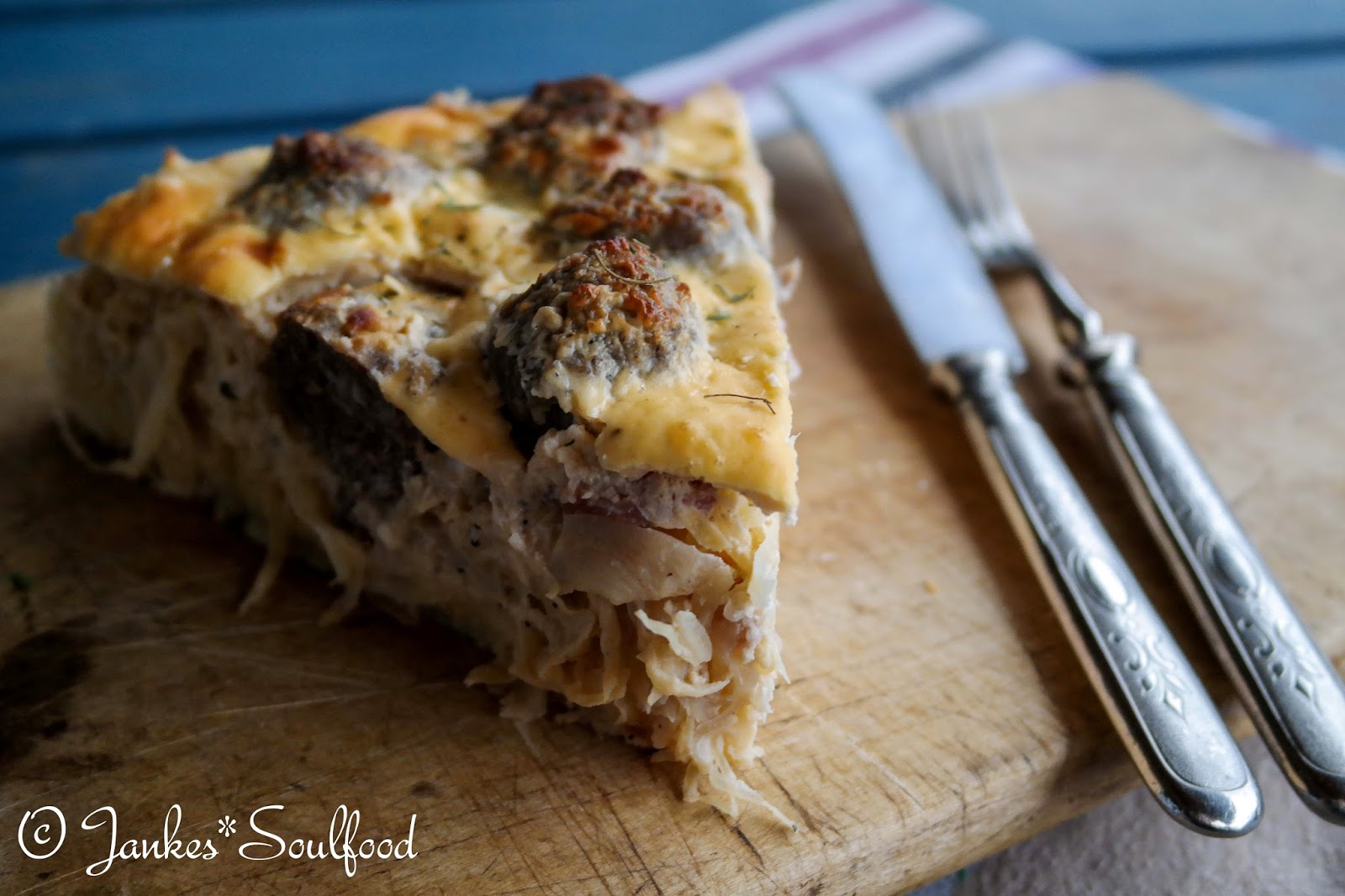 Jankes*Soulfood Sauerkrautkuchen mit WildschweinBratwurst