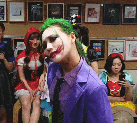 어제자 할로윈 분장하고 신촌에 나타난 아이돌.jpgif | 인스티즈