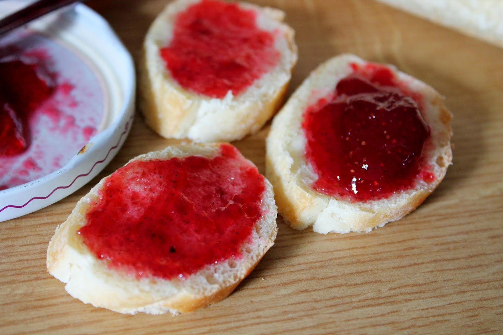 Confiture fraisegroseille et vanille