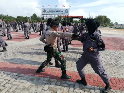 Sebagai aparat yang bertugas melaksanakan patroli menjaga keamanan dan keselamatan di laut, para personel paramiliter Bakamla RI dituntut memiliki kemampuan untuk menghadapi tindak kejahatan. 