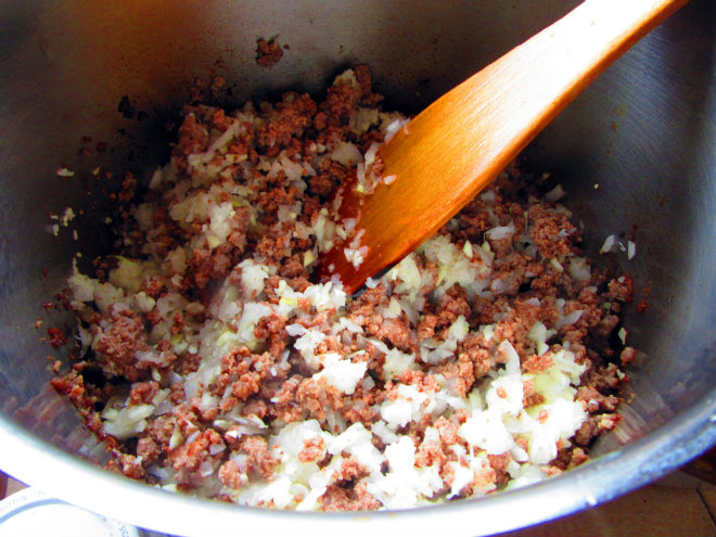 Chili con carne by Laka kuharica: add onion and garlic