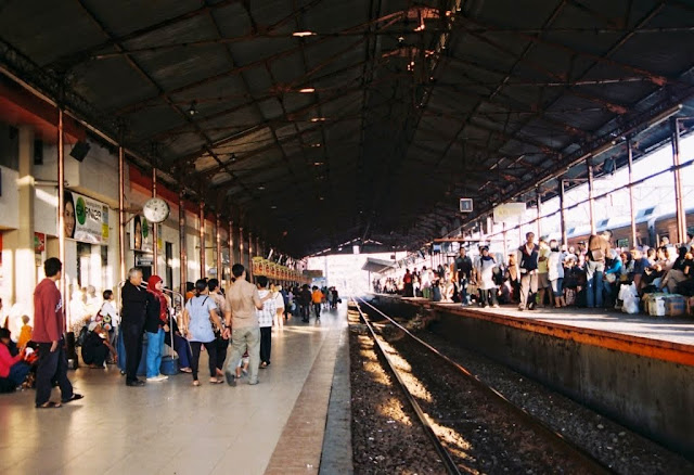 Suasana di antara Peron satu dan dua Stasiun Jatinegara