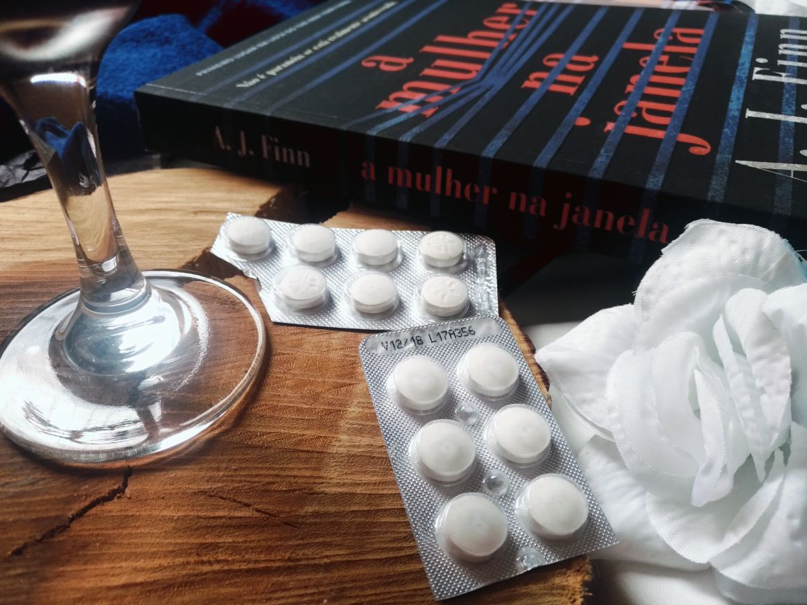RESENHA DE LIVRO: A MULHER NA JANELA - A. J. FINN RESENHA DE LIVRO: A MULHER NA JANELA - A. J. FINN