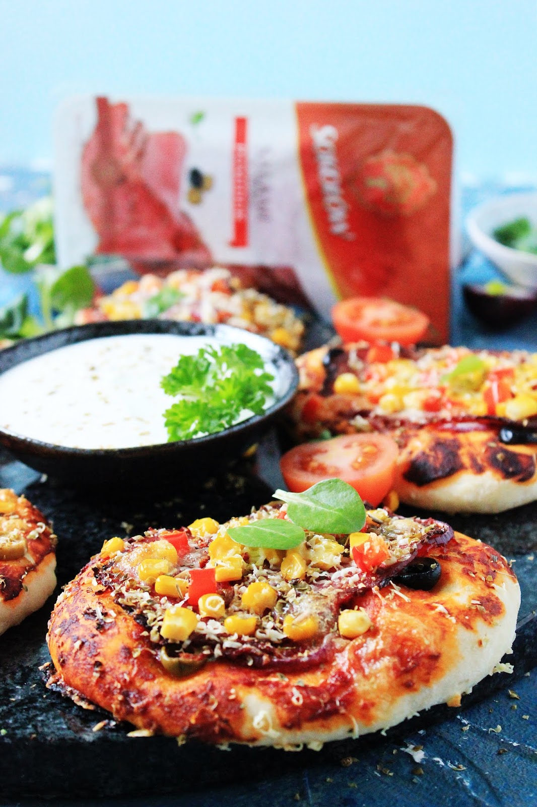 Imprezowe pizzerinki z salami, serem i warzywami Tysia Gotuje blog