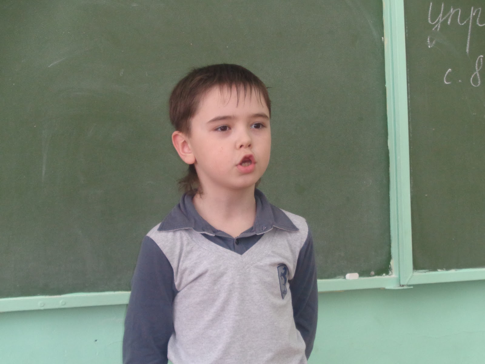 стихи про школу. мальчик читает. первоклассники читают стихи. первоклассники читают стихи. стихи на первое сентября.