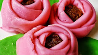 Cara Membuat Kue Mawar Singkong Pelangi Keju Kukus