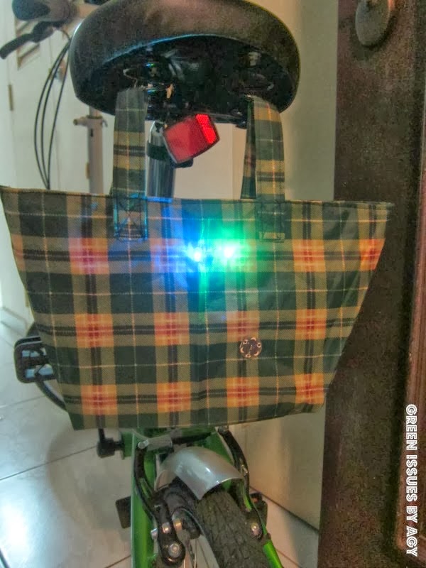 http://greenissuessingapore.blogspot.com/2014/02/upcycling-my-umbrella-to-blinky-bike-bag.html#.Uw-en4XEFvg