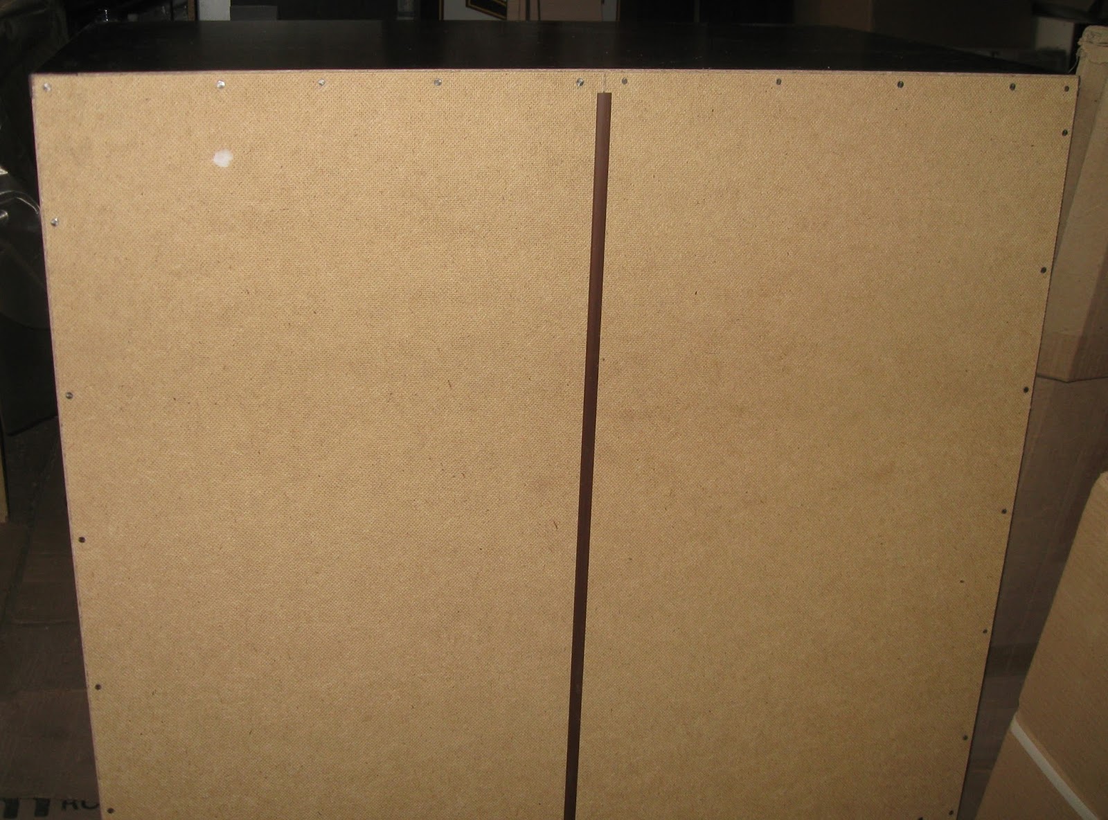 Паз под хдф. Задняя стенка из двп. Задняя стенка шкафа ламинированная. Задняя стенка шкафа лдсп. Задняя стенка шкафа оргалит.