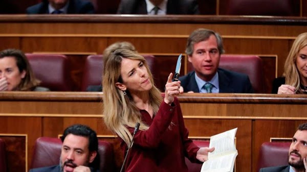 Cayetana Álvarez de Toledo saca una navaja en el Congreso y amenaza con "rajar a los rojos hijos de puta que me critican" Cayetana Álvarez de Toledo saca una navaja en el Congreso y amenaza con "rajar a los rojos hijos de puta que me critican"