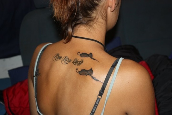tatuaje maori de mantarraya para chica en la espalda