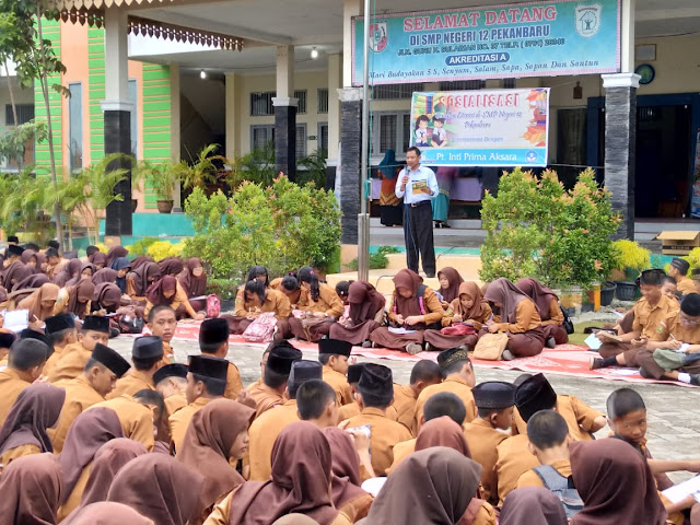 Direktur Utama PT. Inti Prima Aksara (Inprasa), Mustajab Hadi memperkenalkan produk buku literasi