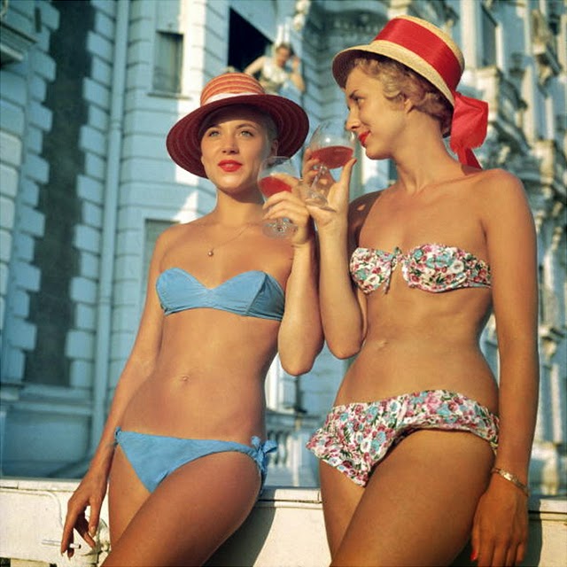 30 Beautiful Color Fashion Shots of Women's Bathing Suits in the 1950s