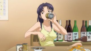 Misato Katsuragi z piwem w dłoni